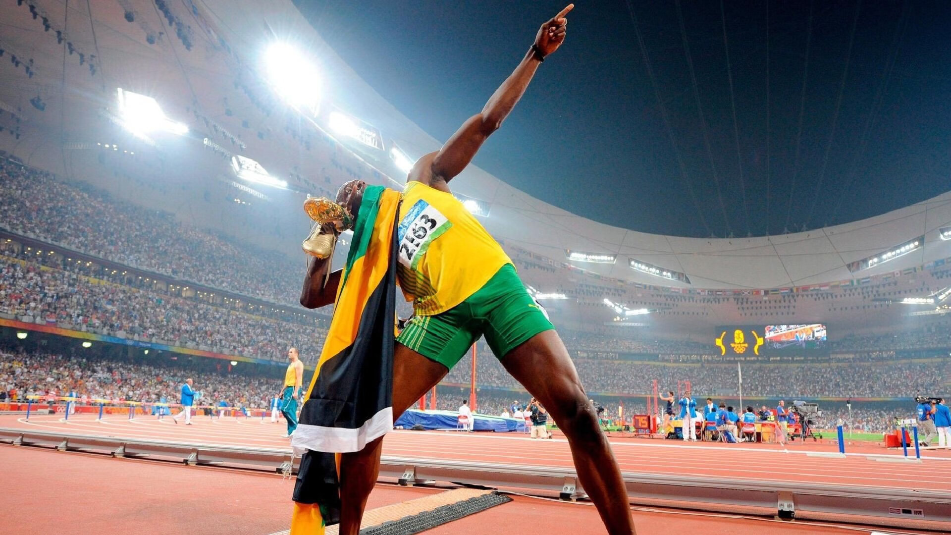 “跃山飞跃：悬崖与荒原的极速震撼”，飞跃山丘