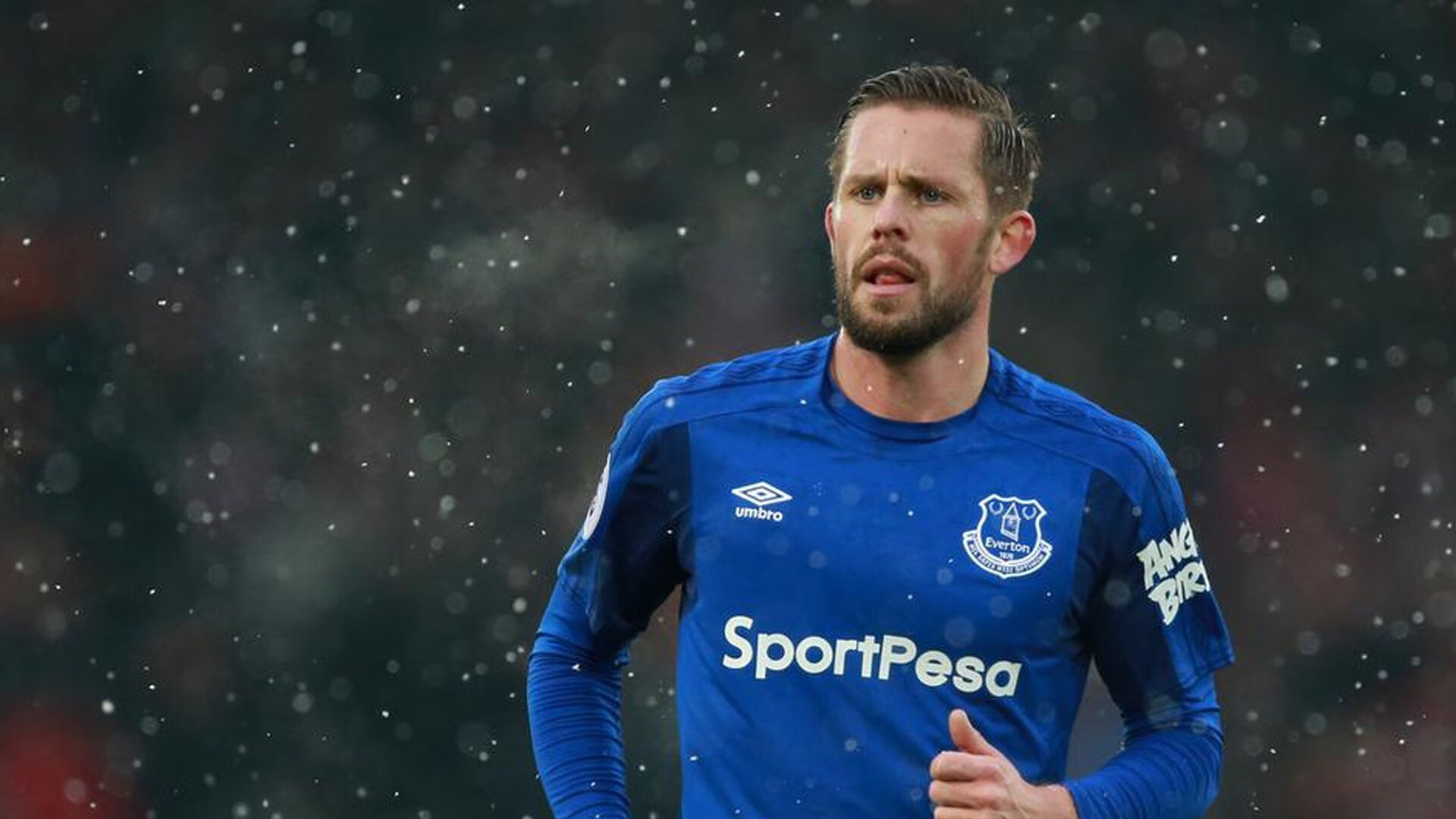 “跃山飞跃：悬崖与荒原的极速震撼”，飞跃山丘